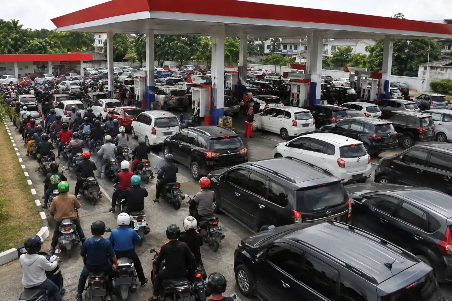 Antrean BBM Terjadi di Sejumlah Daerah Maluku, Anos Yeremias: Kebutuhan Harus Dihitung Berdasarkan Data Riil