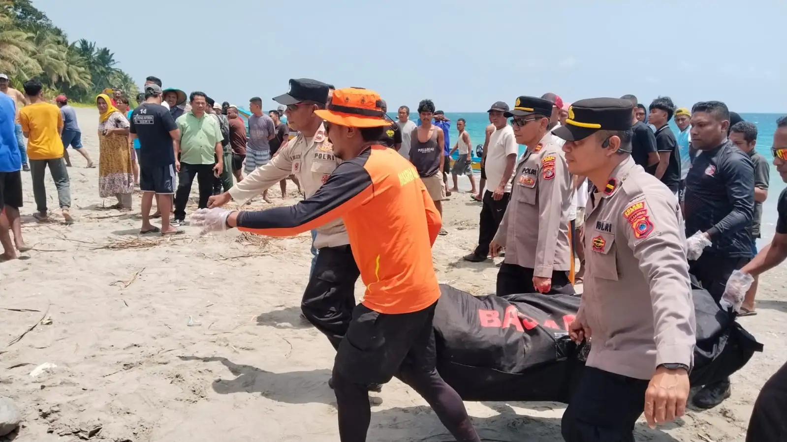 Hilang saat melaut, seorang nelayan asal Kabupaten Buru berhasil ditemukan Tim SAR Gabungan meninggal dunia pada Ops SAR hari ketiga.