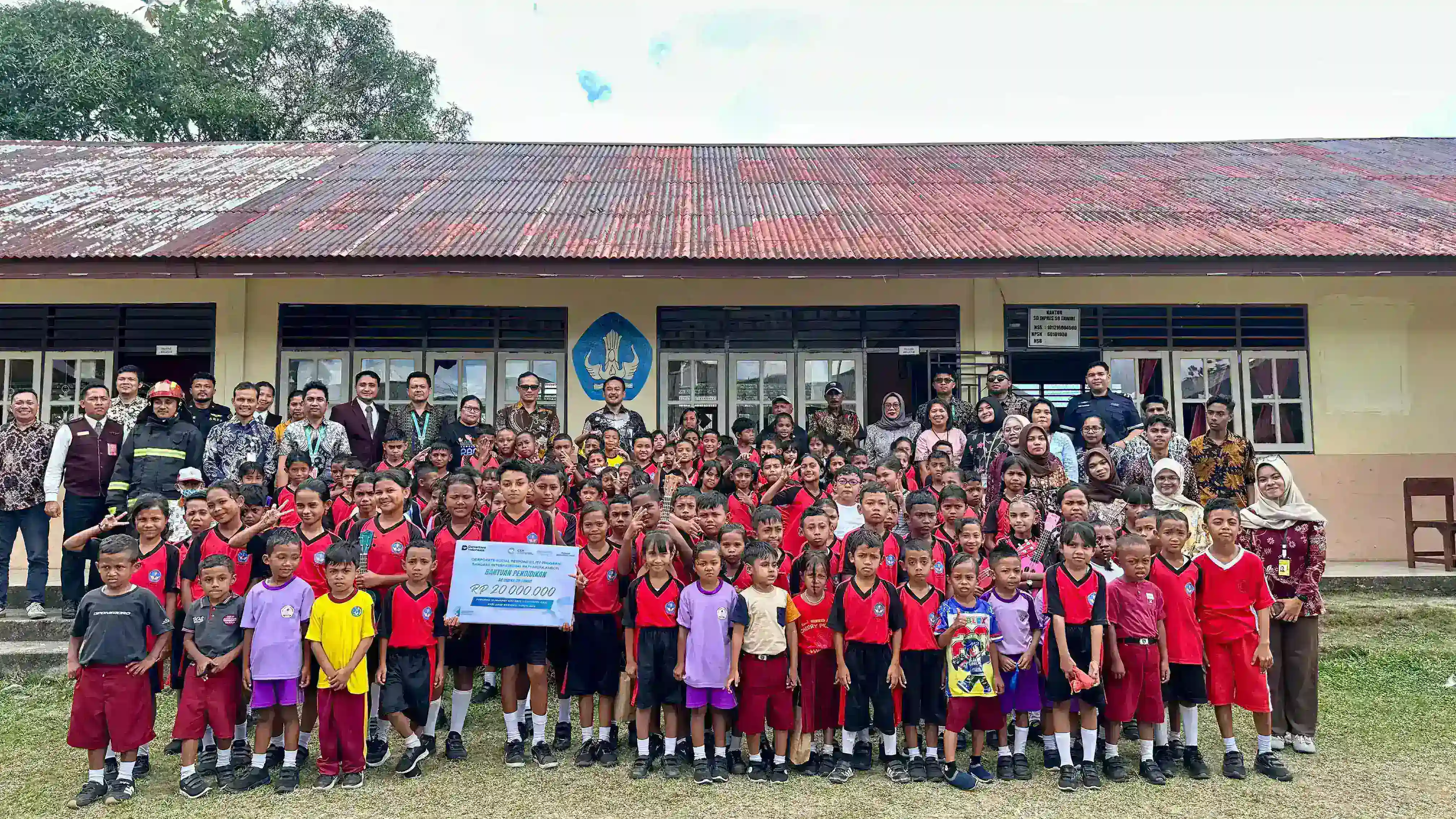 MEMPERINGATI HARI ANAK NASIONAL 2026, BANDARA INTERNASIONAL PATTIMURA AMBON SALURKAN BANTUAN TJSL DAN EDUKASI KESELAMATAN PENERBANGAN DI SD INPRES 59 TAWIRI