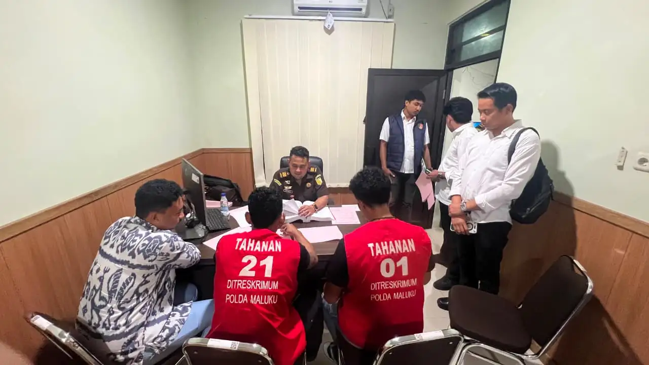 PENUNTUT UMUM KEJAKSAAN NEGERI MALUKU TENGGARA RESMI MENERIMA PELIMPAHAN TAHAP II PERKARA PEMBUNUHAN AGRAPINUS RUMATORA
