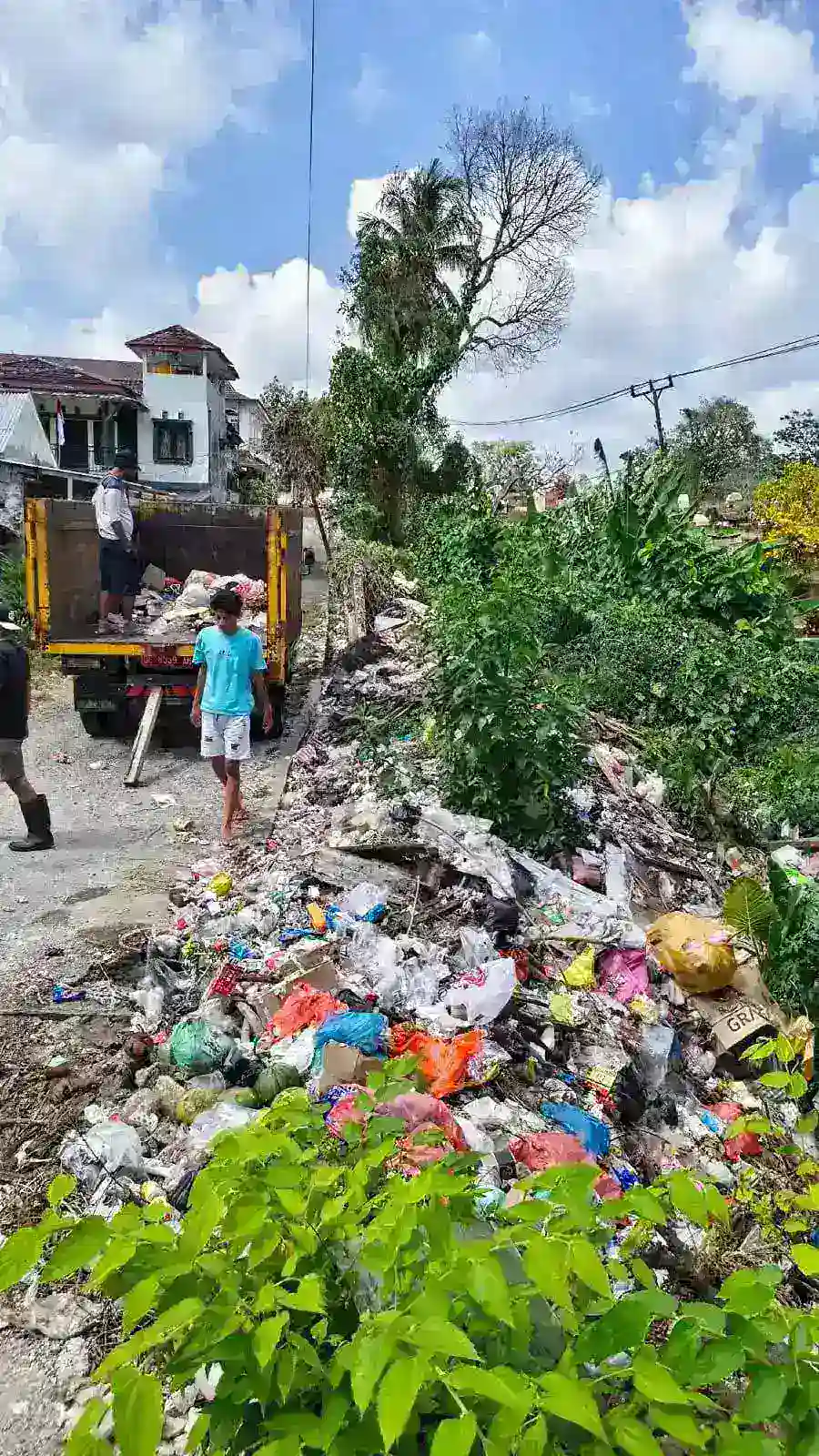 TPS Liar di Kuburan Kebun Cengkeh Dibersihkan, RT Diminta Pasang Larangan Buang Sampah